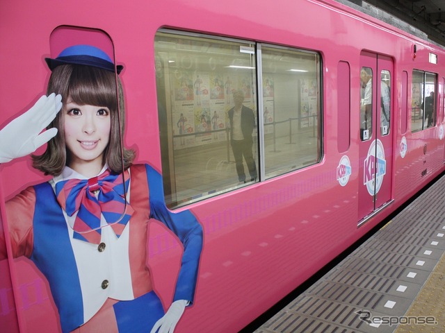 ピンク色の車体をきゃりーぱみゅぱみゅさんの写真や「KPP TRAIN」のロゴなどで装飾している。