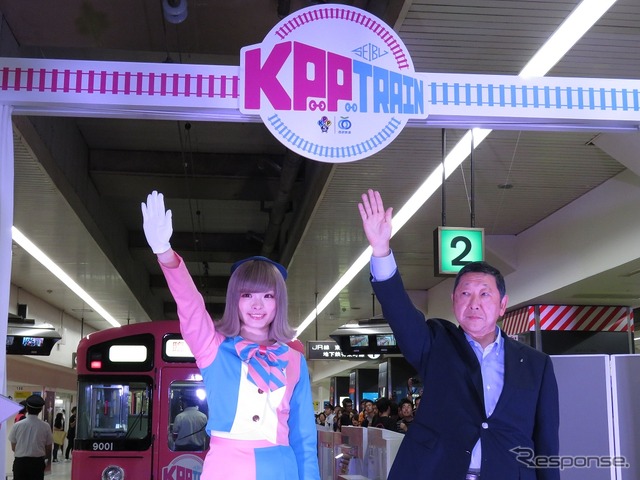 西武鉄道の後藤会長(右)とともに「出発しんこー!」の合図。