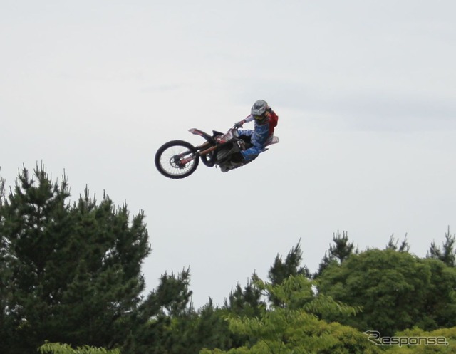 飛行機は飛びませんでしたが、バイクは飛んでおります