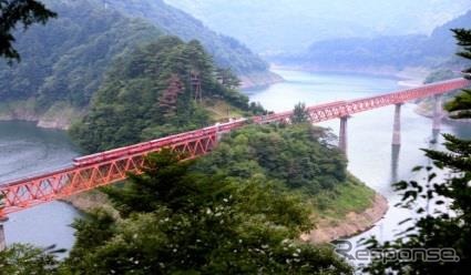 奥大井湖上駅は井川線の新ルートに設置。ダム湖に突き出た半島状の場所にある。