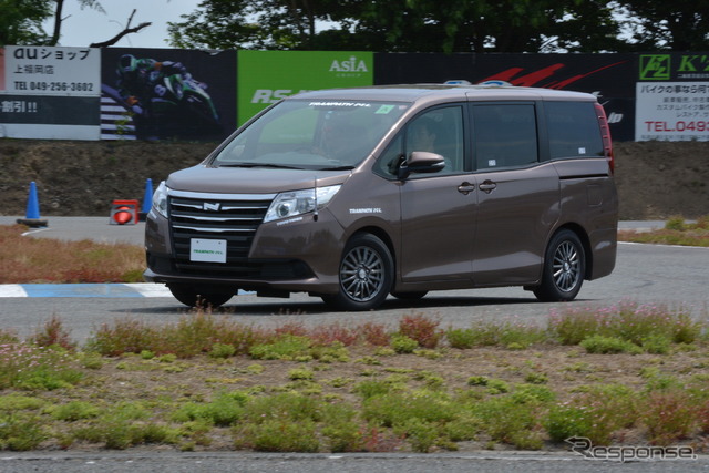 2台のノア、タントで、「トランパス ML」と「トランパス LuK」を試走。スタンダードタイヤと履き比べる