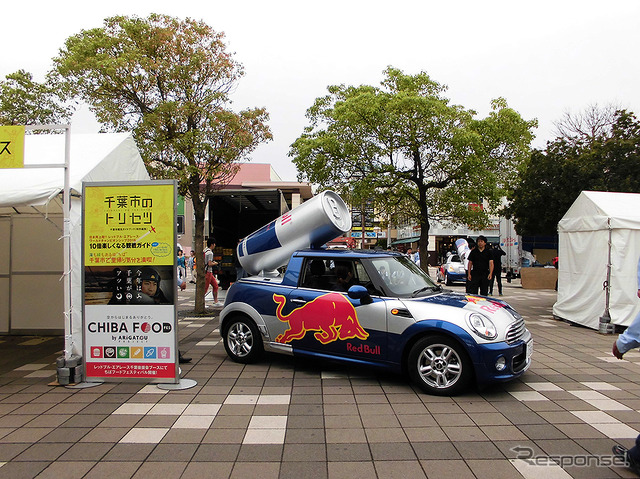 京葉線海浜幕張駅でもさまざまなクルマの演出がみられた(レッドブル・エアレース千葉2016、幕張海浜公園)