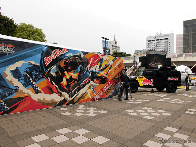 京葉線海浜幕張駅でもさまざまなクルマの演出がみられた(レッドブル・エアレース千葉2016、幕張海浜公園)
