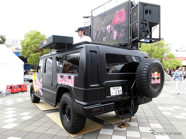 京葉線海浜幕張駅でもさまざまなクルマの演出がみられた(レッドブル・エアレース千葉2016、幕張海浜公園)