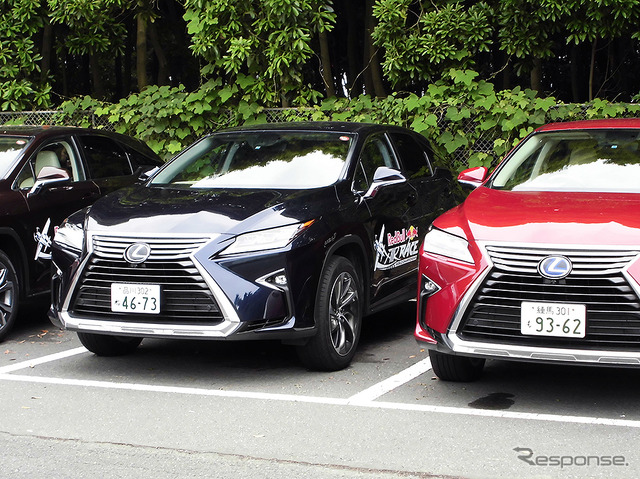 今大会のナショナルパートナーであるレクサスは、50台もの“オフィシャルカー”を投入(レッドブル・エアレース千葉2016、幕張海浜公園)