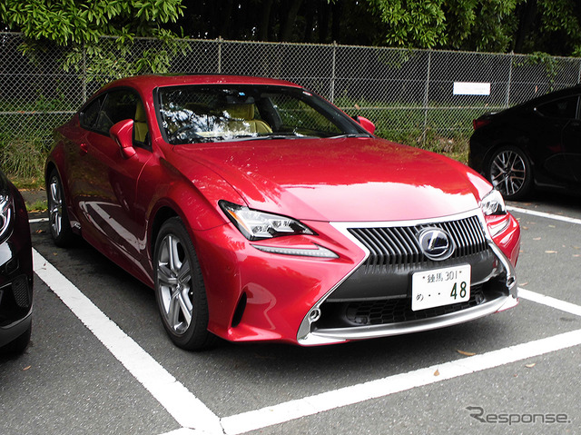 今大会のナショナルパートナーであるレクサスは、50台もの“オフィシャルカー”を投入(レッドブル・エアレース千葉2016、幕張海浜公園)