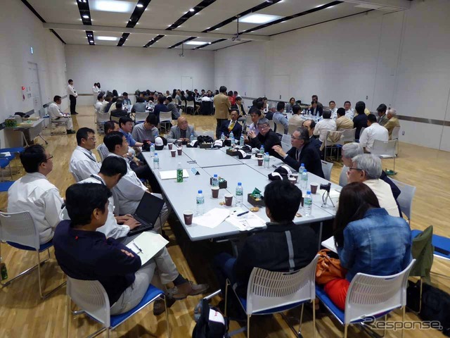 見学会終了後はグループに分かれ、個別インタビューが行われた