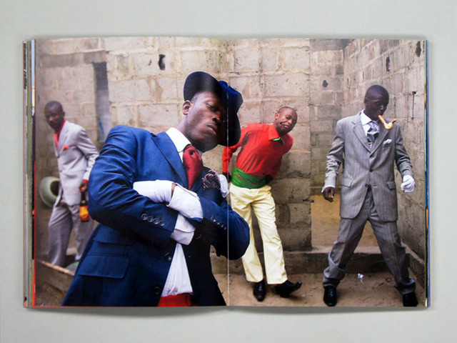 写真集『SAPEURS the Gentlemen of Bacongo』(2,300円)日本語版が発売1カ月で3刷達成