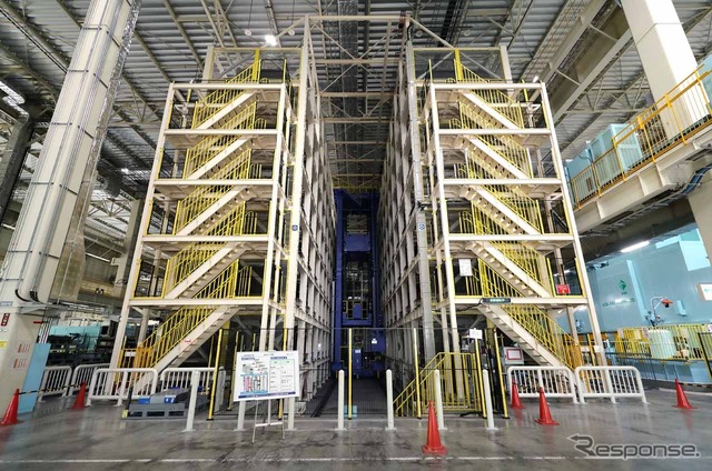 金型が収まるラックはまるでマンションのよう