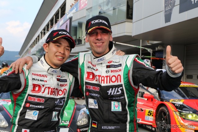 GT500クラス優勝のKONDO RACING 佐々木大樹選手とM・クルム選手(2015年)