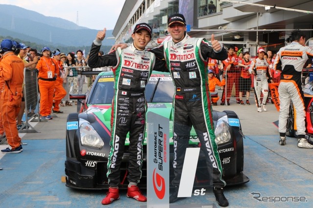 GT500クラス優勝のKONDO RACING 佐々木大樹選手とM・クルム選手(2015年)