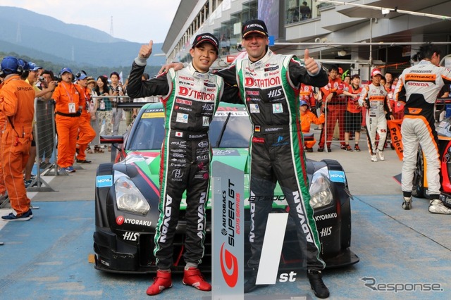 GT500クラス優勝のKONDO RACING 佐々木大樹選手とM・クルム選手(2015年)