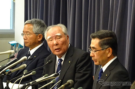 燃費不正問題でCEOを辞退するスズキ鈴木修会長（中央）
