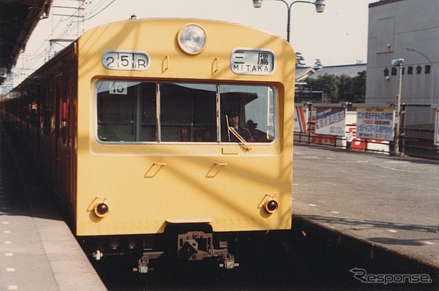 臨時ホーム(右)が残っていた頃の信濃町駅(1980年頃)。同駅の臨時ホームは既に撤去されているが、千駄ヶ谷駅と原宿駅の臨時ホームは残っており、今回の改良計画での活用が考えられている。
