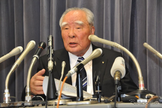 燃費不正問題でCEOを辞退するスズキ鈴木修会長(資料画像)
