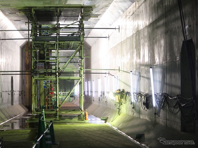 ほぼ完成した地下緩行線トンネルの構造物。複々線化は2017年度に実施され、新駅舎などを含む事業全体の完成は2018年度を予定している。