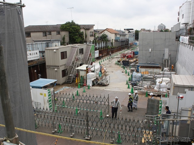 新駅舎の2階から梅ヶ丘方面を望む。地上に敷設されていた旧線の線路は完全に撤去された。