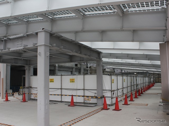 新駅舎の2階部分。自然換気を考慮した造りになっている。天井には太陽光発電パネルが設置されていた。
