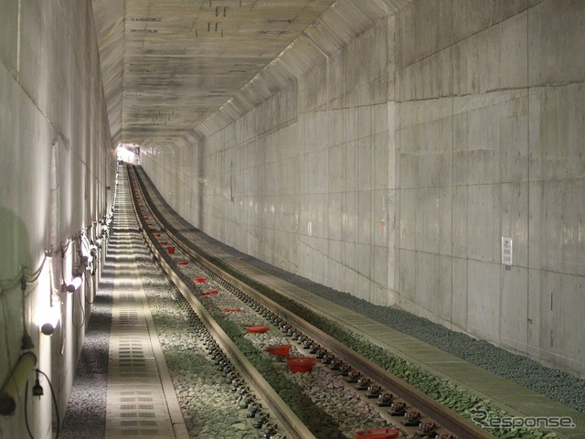 地下緩行線トンネル。一部は線路の敷設が完了している。
