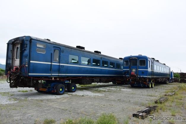 大井川鐵道が購入したスハフ14 557（左）とスハフ14 502（右）。