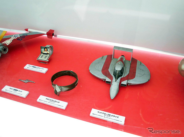 ヘルメットなどの各小道具も展示された(「東京スカイツリー ウルトラ作戦第634号」、6月10日~7月21日)