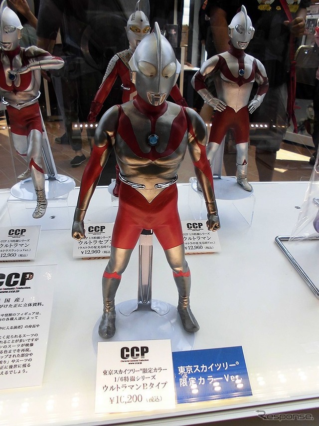 ブルマファクやCCPといった老舗フィギュアメーカーによる限定フィギュアが発売され、初日の6月10日にさっそく購入していくマニアの姿もあった(「東京スカイツリー ウルトラ作戦第634号」、6月10日~7月21日)