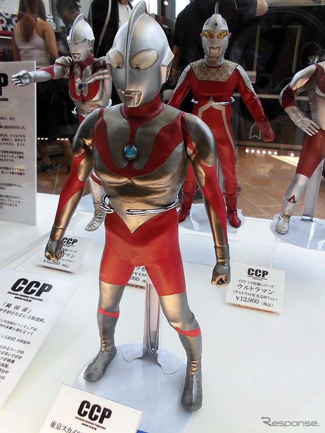 ブルマファクやCCPといった老舗フィギュアメーカーによる限定フィギュアが発売され、初日の6月10日にさっそく購入していくマニアの姿もあった(「東京スカイツリー ウルトラ作戦第634号」、6月10日~7月21日)