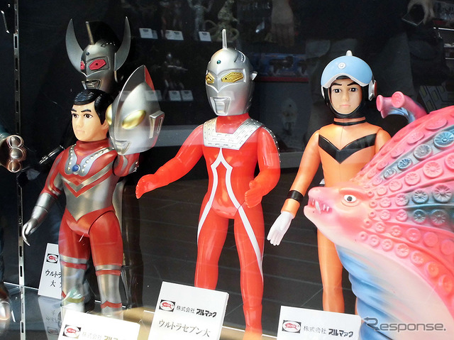 ブルマファクやCCPといった老舗フィギュアメーカーによる限定フィギュアが発売され、初日の6月10日にさっそく購入していくマニアの姿もあった(「東京スカイツリー ウルトラ作戦第634号」、6月10日~7月21日)