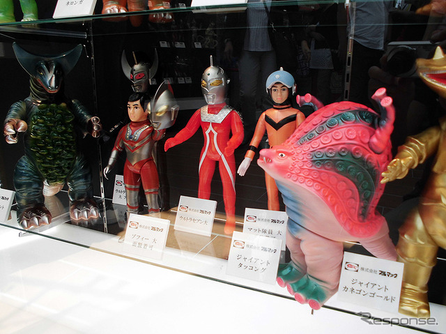 ブルマファクやCCPといった老舗フィギュアメーカーによる限定フィギュアが発売され、初日の6月10日にさっそく購入していくマニアの姿もあった(「東京スカイツリー ウルトラ作戦第634号」、6月10日~7月21日)