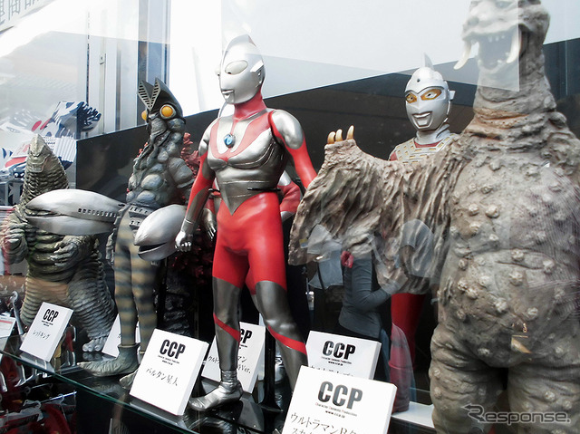 ブルマファクやCCPといった老舗フィギュアメーカーによる限定フィギュアが発売され、初日の6月10日にさっそく購入していくマニアの姿もあった(「東京スカイツリー ウルトラ作戦第634号」、6月10日~7月21日)