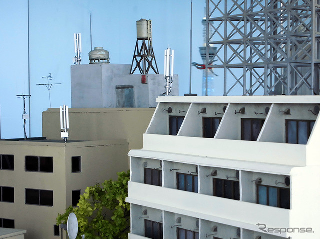 東京スカイツリーを中心とした現在の墨田区の風景をジオラマ化。携帯電話の基地局アンテナが立つ下町の上空をウルトラ6兄弟が行く(「東京スカイツリー ウルトラ作戦第634号」、6月10日~7月21日)