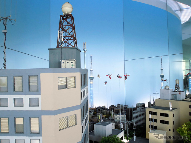 東京スカイツリーを中心とした現在の墨田区の風景をジオラマ化。携帯電話の基地局アンテナが立つ下町の上空をウルトラ6兄弟が行く(「東京スカイツリー ウルトラ作戦第634号」、6月10日~7月21日)