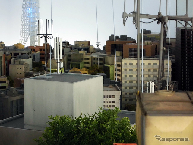 東京スカイツリーを中心とした現在の墨田区の風景をジオラマ化。携帯電話の基地局アンテナが立つ下町の上空をウルトラ6兄弟が行く(「東京スカイツリー ウルトラ作戦第634号」、6月10日~7月21日)