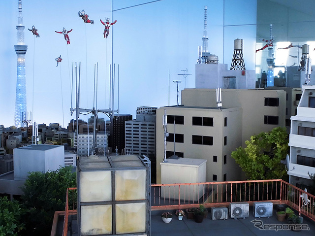東京スカイツリーを中心とした現在の墨田区の風景をジオラマ化。携帯電話の基地局アンテナが立つ下町の上空をウルトラ6兄弟が行く(「東京スカイツリー ウルトラ作戦第634号」、6月10日~7月21日)
