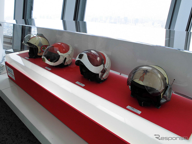 ヘルメットなどの各小道具も展示された(「東京スカイツリー ウルトラ作戦第634号」、6月10日~7月21日)