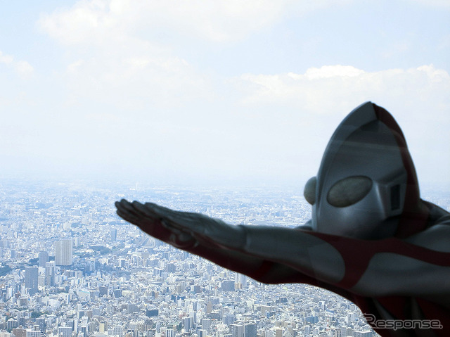 撮影で使われたウルトラマン・ウルトラセブン・ウルトラマンジャックの「飛び人形」。まるで墨田区上空を飛んでるよう(「東京スカイツリー ウルトラ作戦第634号」、6月10日~7月21日)