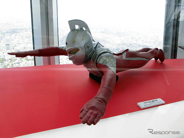 撮影で使われたウルトラマン・ウルトラセブン・ウルトラマンジャックの「飛び人形」。まるで墨田区上空を飛んでるよう(「東京スカイツリー ウルトラ作戦第634号」、6月10日~7月21日)
