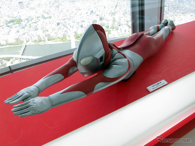 撮影で使われたウルトラマン・ウルトラセブン・ウルトラマンジャックの「飛び人形」。まるで墨田区上空を飛んでるよう(「東京スカイツリー ウルトラ作戦第634号」、6月10日~7月21日)