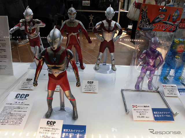 撮影で使われたウルトラマン・ウルトラセブン・ウルトラマンジャックの「飛び人形」。まるで墨田区上空を飛んでるよう(「東京スカイツリー ウルトラ作戦第634号」、6月10日~7月21日)