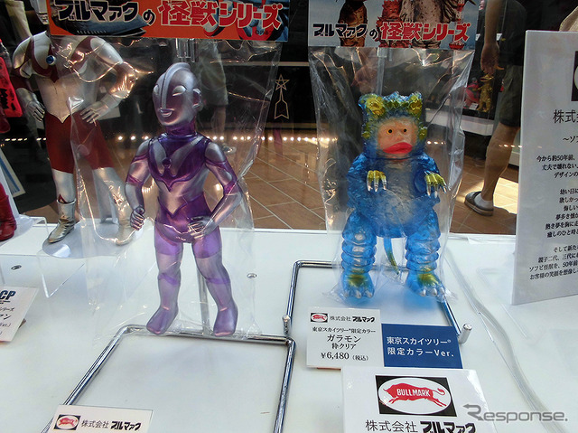 ブルマファクやCCPといった老舗フィギュアメーカーによる限定フィギュアが発売され、初日の6月10日にさっそく購入していくマニアの姿もあった(「東京スカイツリー ウルトラ作戦第634号」、6月10日~7月21日)