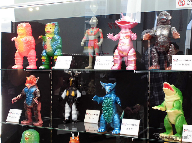 ブルマファクやCCPといった老舗フィギュアメーカーによる限定フィギュアが発売され、初日の6月10日にさっそく購入していくマニアの姿もあった(「東京スカイツリー ウルトラ作戦第634号」、6月10日~7月21日)