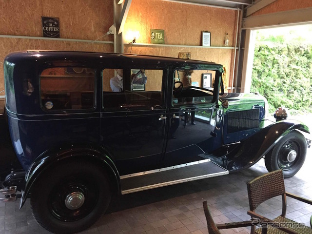 1930年製のシトロエンC6の収まるガレージ。