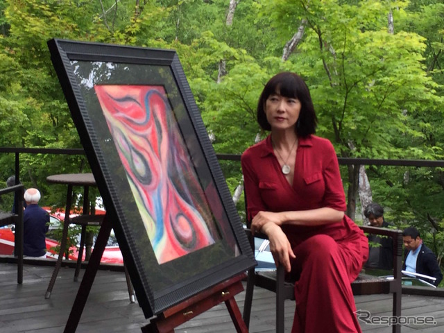 株式会社ポン・ド・レーヴの浅岡紀子代表と自身の作品。