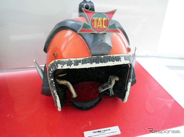 TAC隊員やZAT隊員が着用するヘルメットなどの各小道具も展示された(「東京スカイツリー ウルトラ作戦第634号」、6月10日~7月21日)