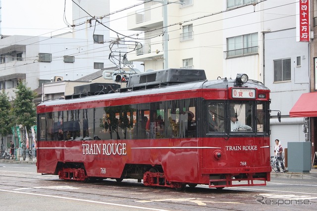 広電の新しいイベント電車「TRAIN ROUGE」。7月から営業運転を開始する。