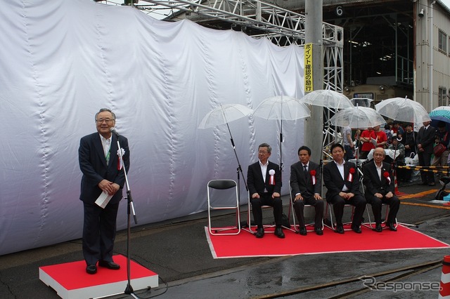 お披露目式で「TRAIN ROUGE」導入の経緯を語る椋田社長(左)。お披露目式は千田車庫の一般公開イベント「路面電車まつり」の一環として行われた。