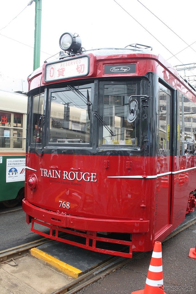 「TRAIN ROUGE」の前面は750形の面影を残している。