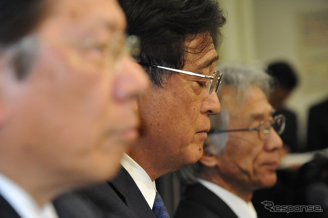 報酬を返上する益子治会長（中央）、引責辞任する相川哲郎社長（手前）、中尾龍吾副社長（奥）、（18日・国交省）