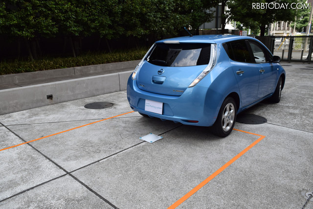 センサーを設置した駐車スペースに車を入庫するところ。入出庫をリアルタイムで把握できる(撮影:防犯システム取材班)