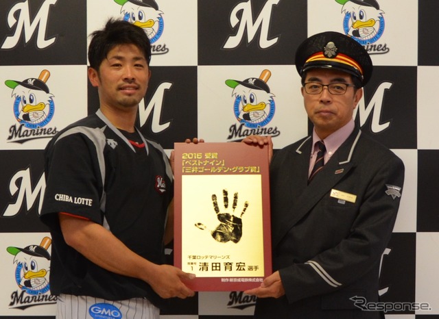 レリーフを持つ清田選手（左）と鎌ヶ谷大仏駅長（右）。